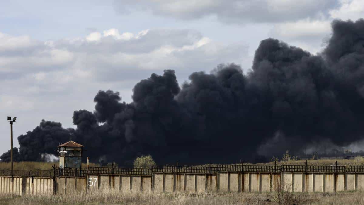 Rusia bombardea refinería de petróleo al este de Ucrania