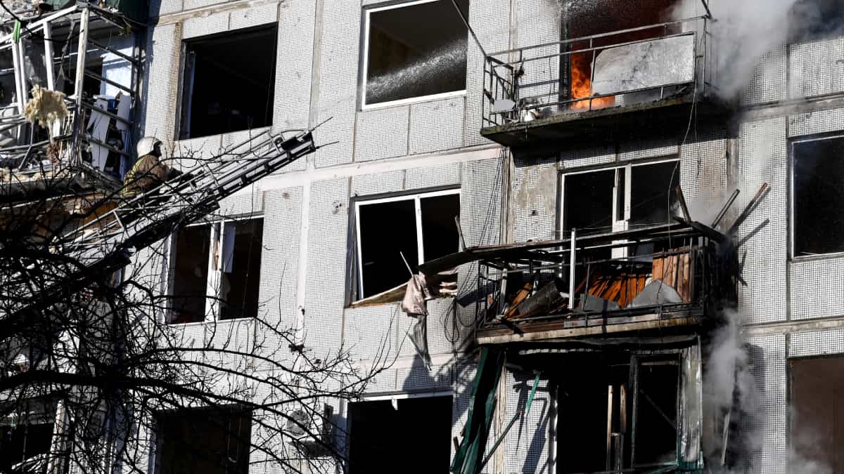 Bombardean aeropuerto de Leópolis antes de la charla de Biden