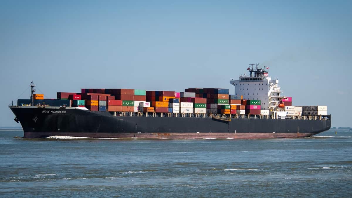 Buque que transportaba carros de lujo se incendio en el Océano Atlántico