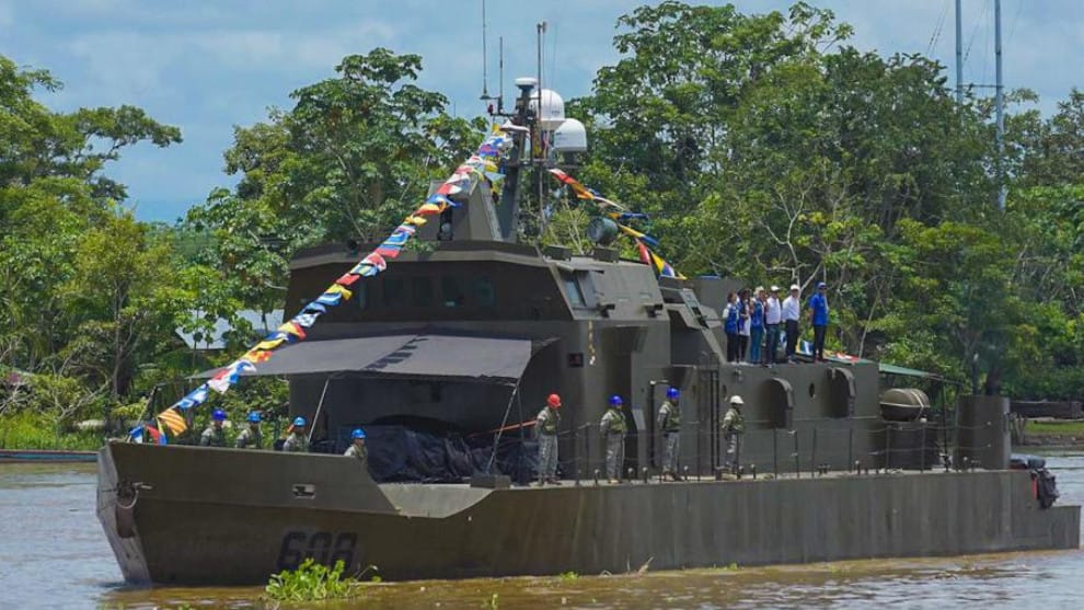 El buque cuenta con ametralladoras de gran calibre.