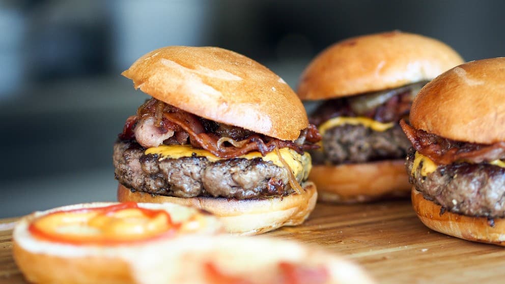 Cadena de hamburguesas promocionó un producto con una agresión a una mujer