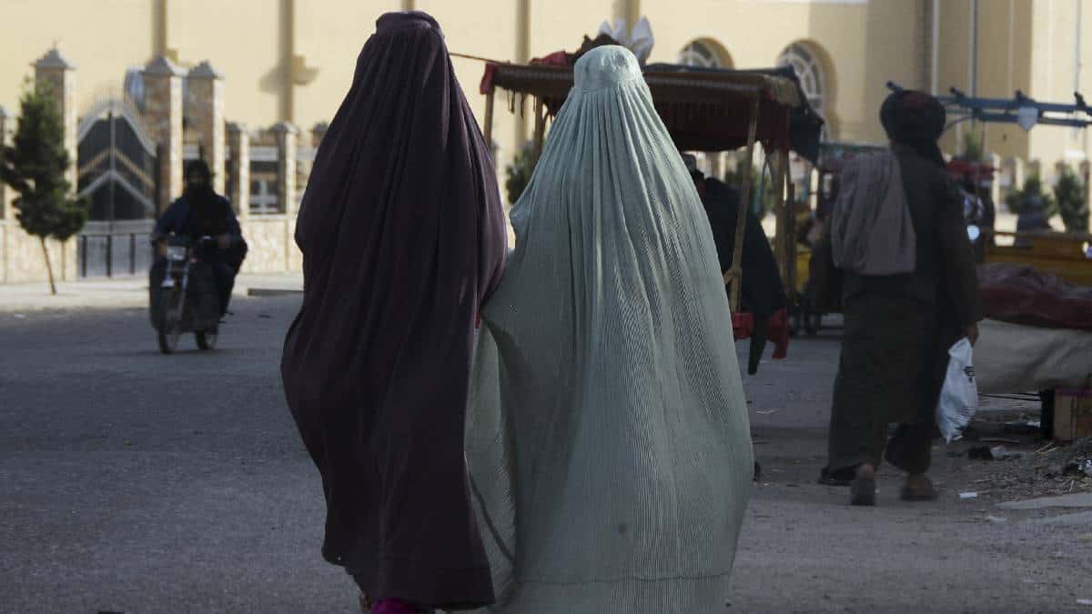 Talibanes ordenan a las mujeres usar burka en público