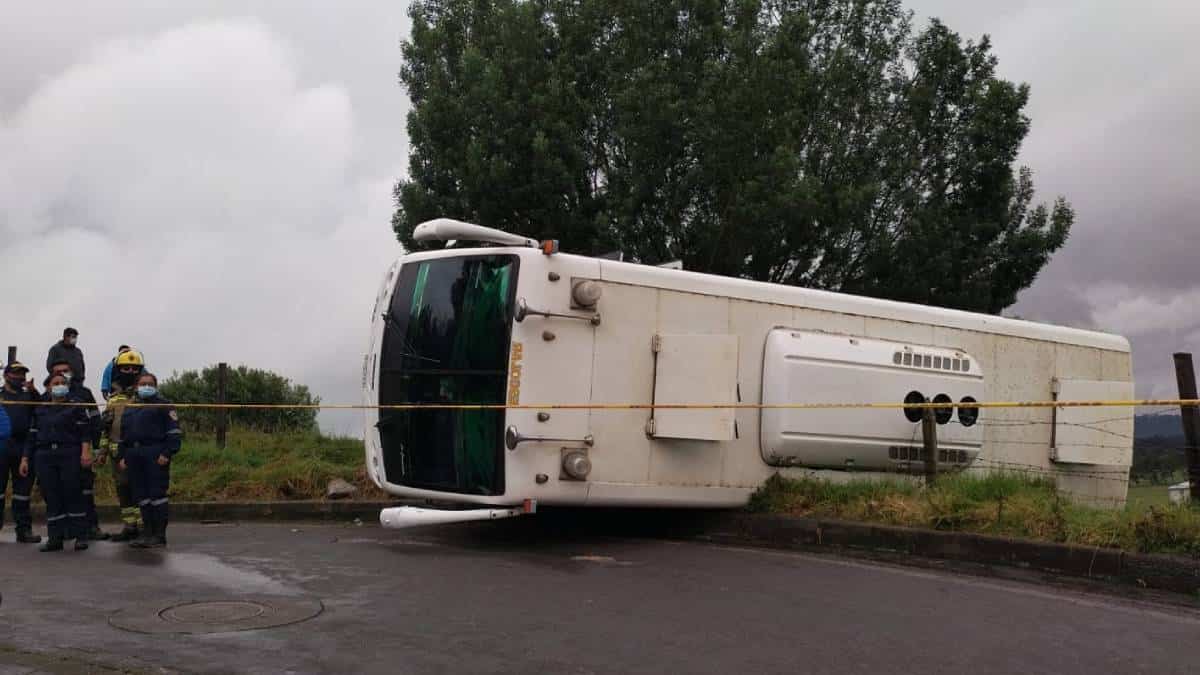 Bus escolar con 16 menores a bordo se accidentó en Tocancipá