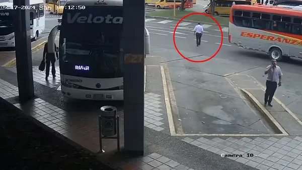 Conductor murió atropellado por un bus en la Terminal de Salitre en Bogotá Conductor murió atropellado por un bus en la Terminal de Salitre en Bogotá
