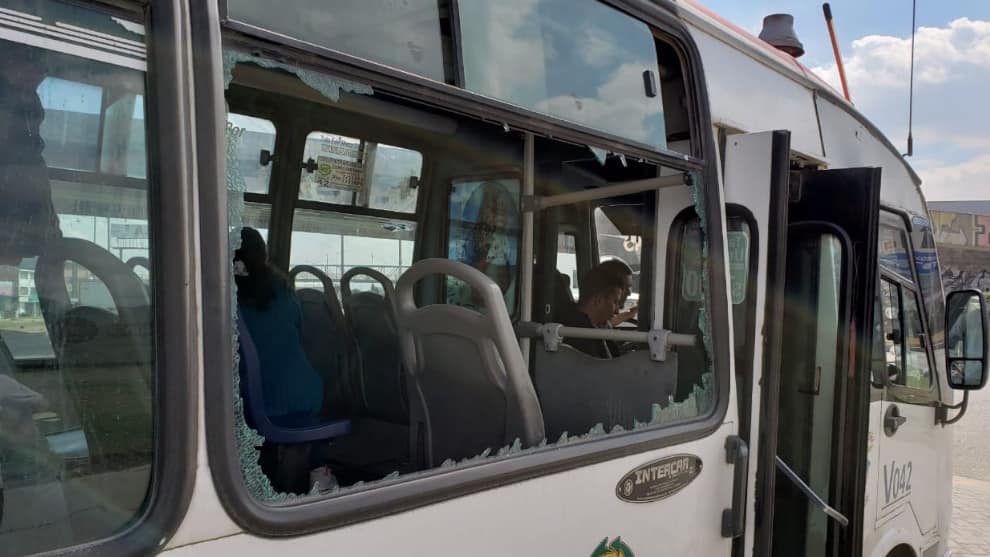 A 50 vehículos les rompieron los vidrios.