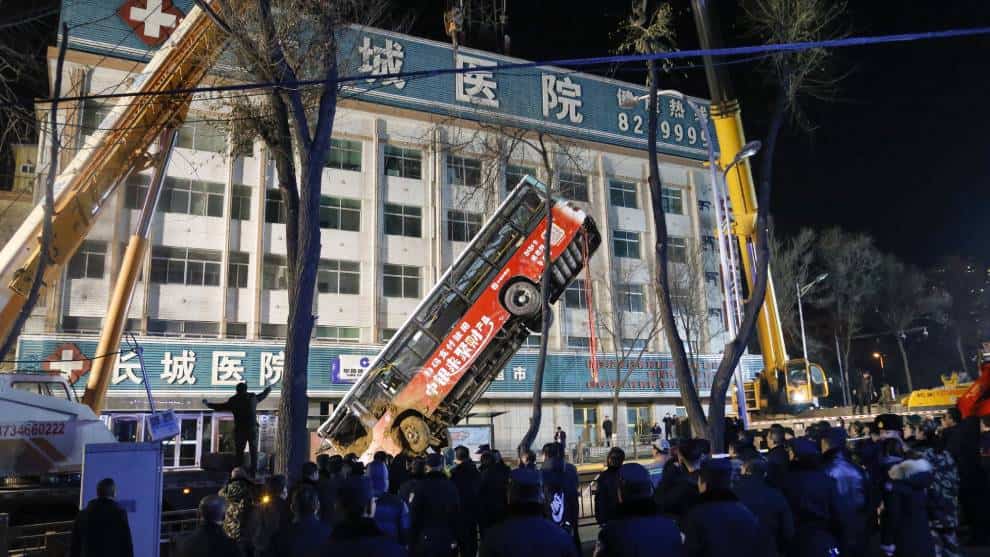 VIDEO: hueco se 'traga' un bus y deja seis muertos