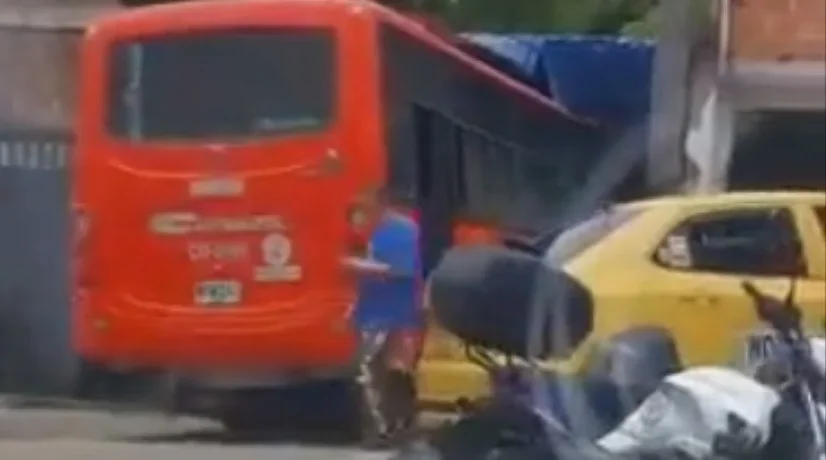 Buseta se estrelló con una casa en Ibagué