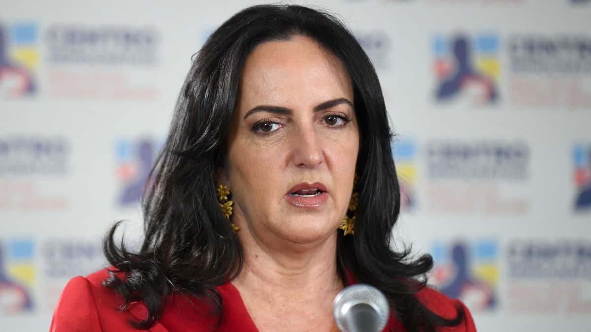 Cabal responde a críticas hacia hijos de Uribe