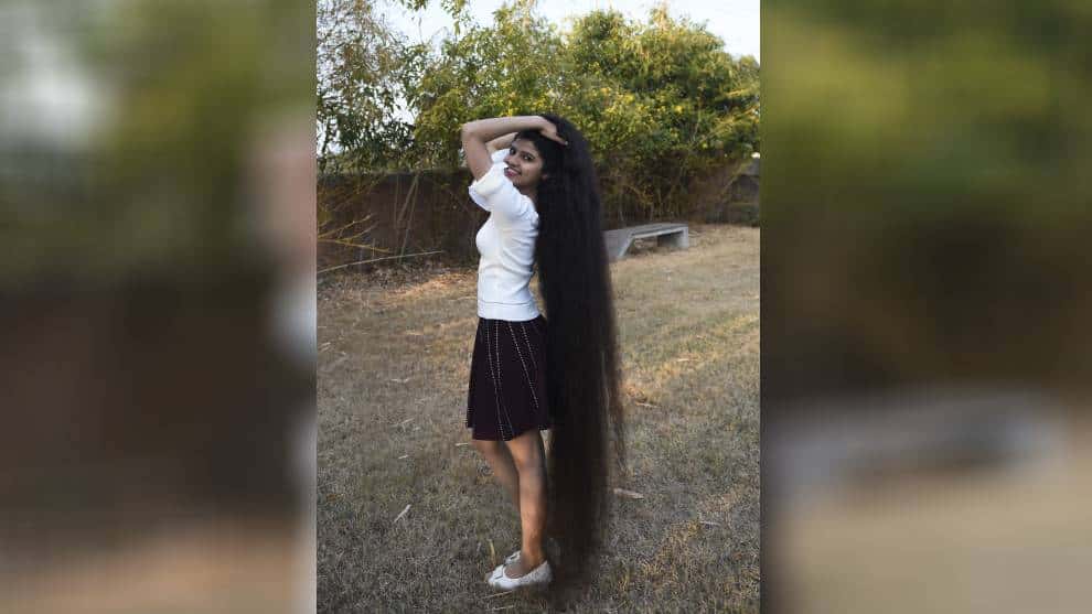 Adolescente india ostenta el récord de la cabellera más larga del mundo