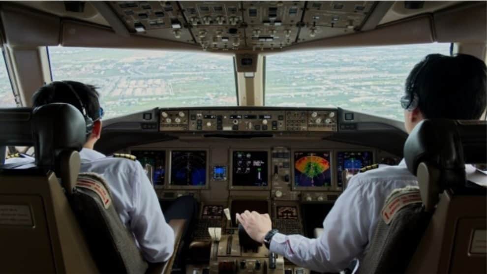 Suspenden a pilotos por dejar que un cantante "tome el control" de un avión en pleno vuelo