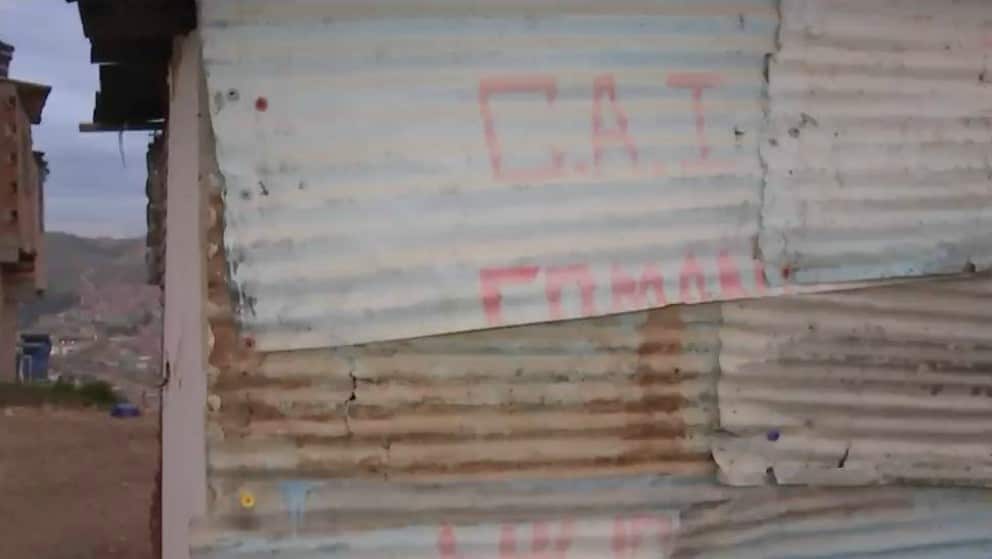 Policías de Soacha prestan su servicio desde un CAI de latas y madera