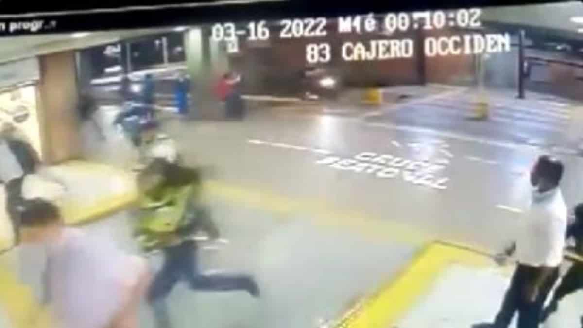 Hinchas del Cali buscaron a los del Medellín en Terminal de Cali