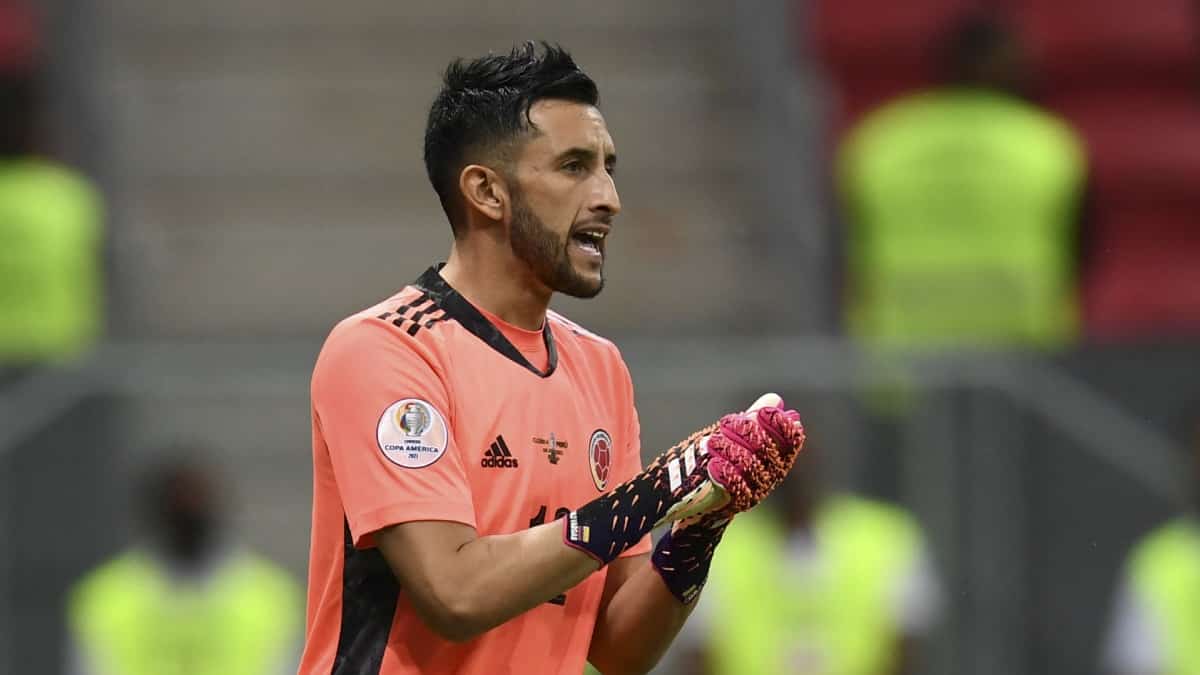 Camilo Vargas defendiendo el arco de la Selección Colombia