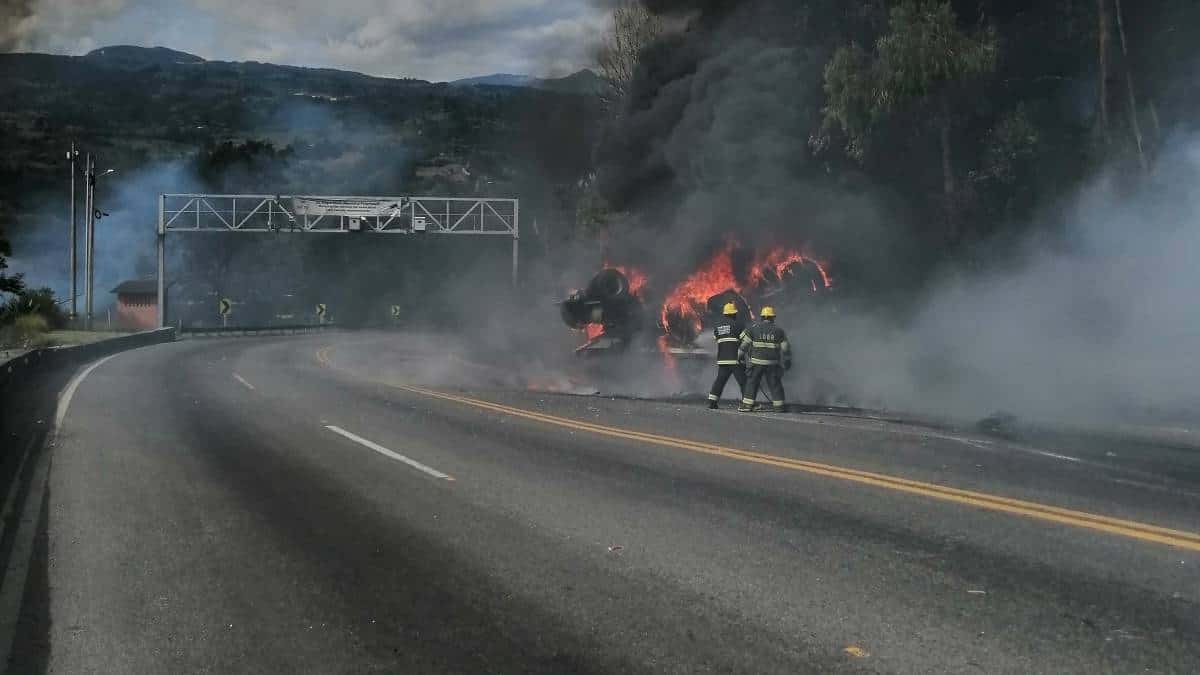 Cierran vía al Llano por aparatoso accidente de un tractocamión que se volcó