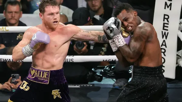 Canelo Álvarez venció a Jermell Charlo y sigue siendo el rey del boxeo