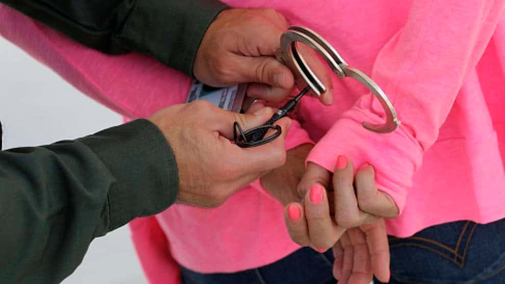 Mujer es arrestada por cuarta vez tras envenenar a seis miembros de su familia