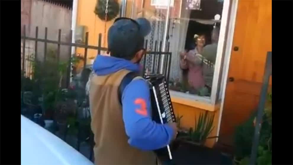 Video en tiempos de Covid-19 muestra a un chileno que lleva música para alegrar a sus padres