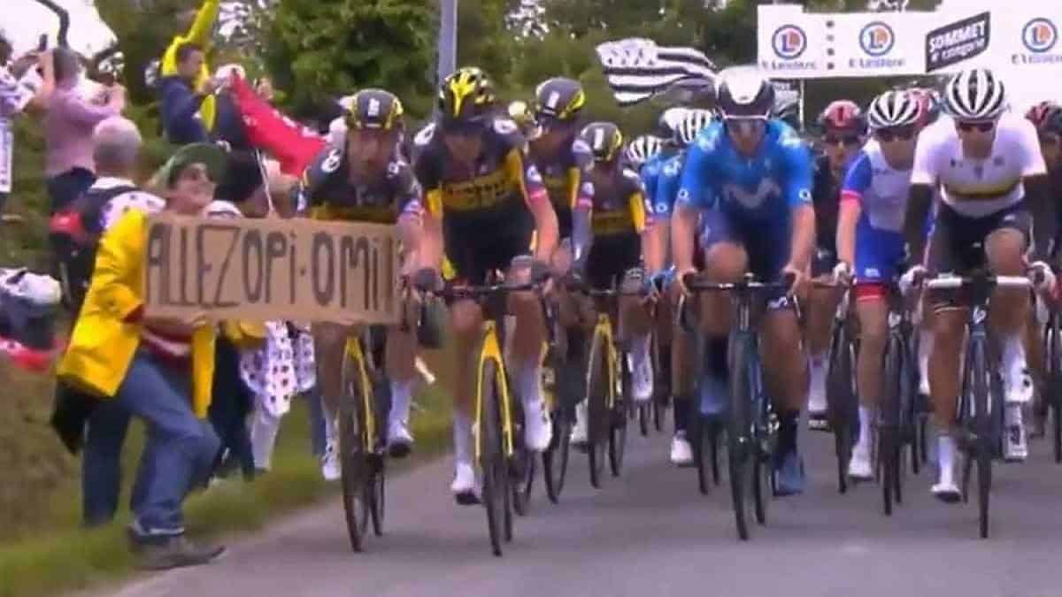 Detienen a la mujer que causó la caída masiva en la primera etapa del Tour de Francia.