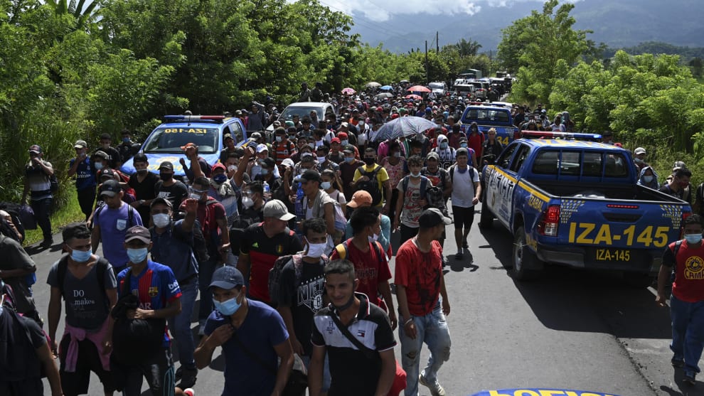 Miles de hondureños emprenden camino hacia Estados Unidos.