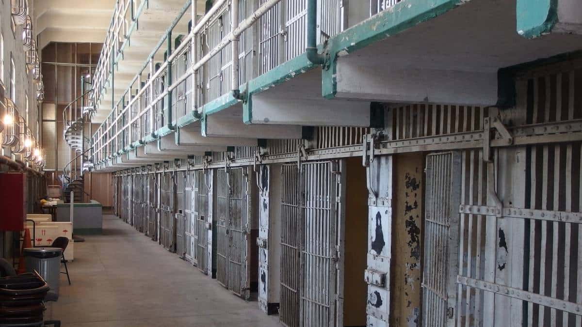 La mujer fue atacada por su novio en el baño de la cárcel