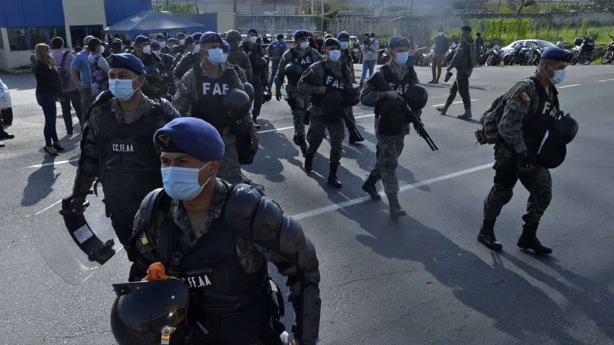 Policía controla motín carcelario en Ecuador y libera cinco guardias