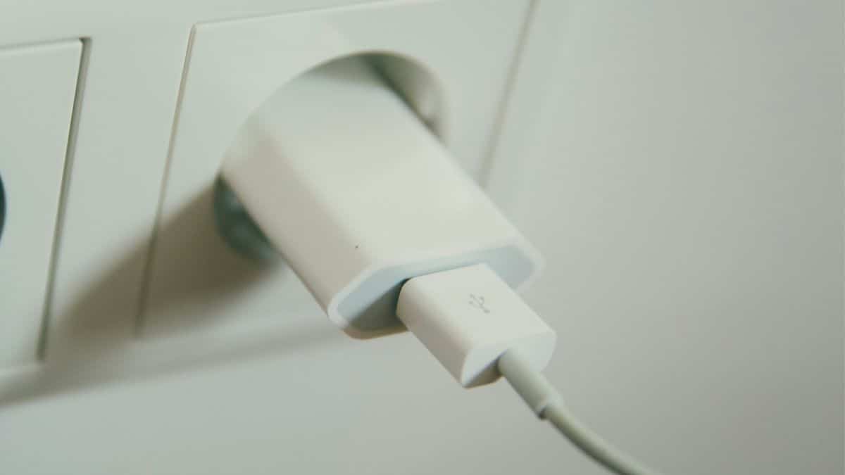 ¿Pasa algo si dejamos conectado el cargador al enchufe?