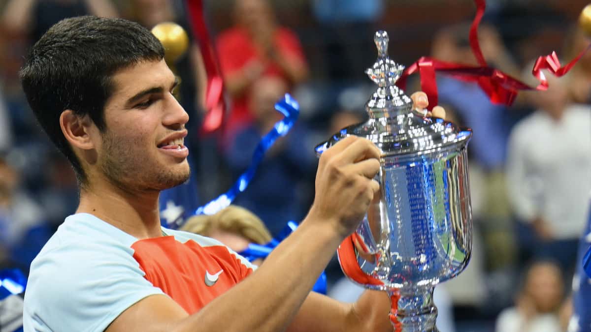 Carlos Alcaraz con el trofeo del US Open.