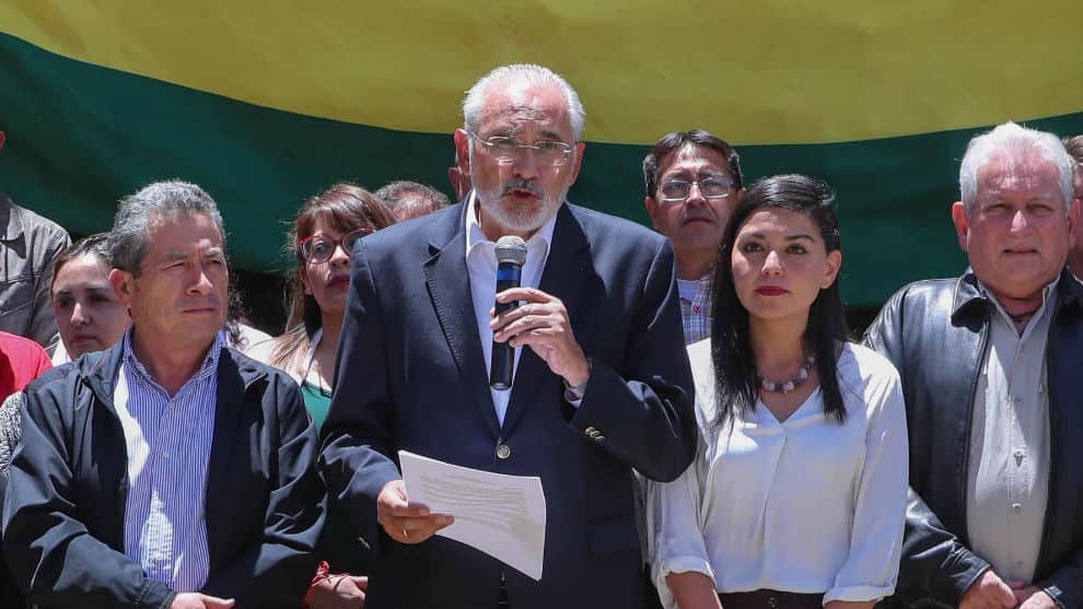 Mesa leyó un documento ante periodistas para "rechazar y desconocer el cierre del cómputo nacional de las elecciones generales. Foto: EFE