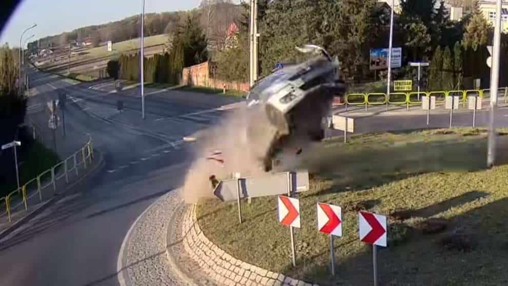 Conductor violó la cuarentena y su carro 'voló' al chocar con una rotonda