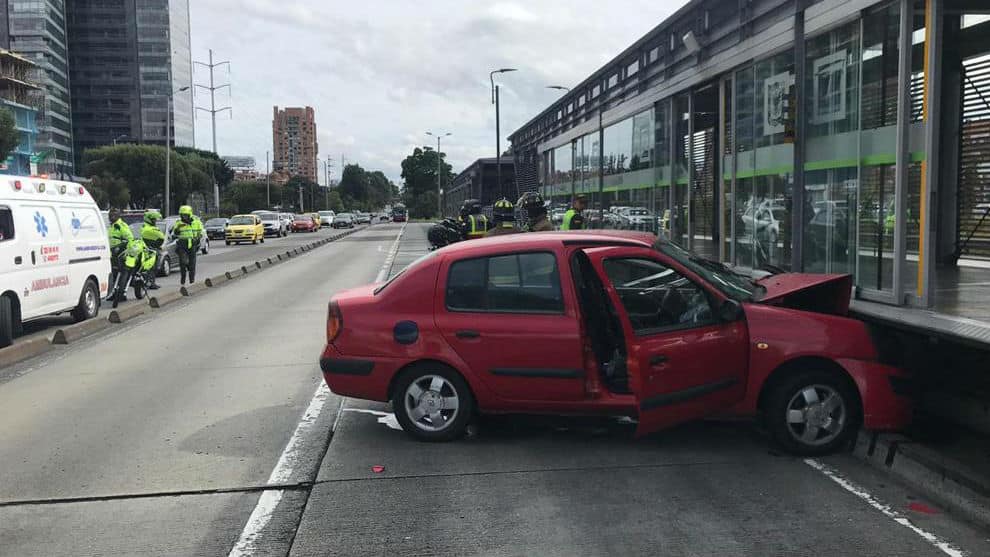 Un automóvil se chocó contra la estación de Transmilenio de la calle 106. Foto: @BomberosBogota