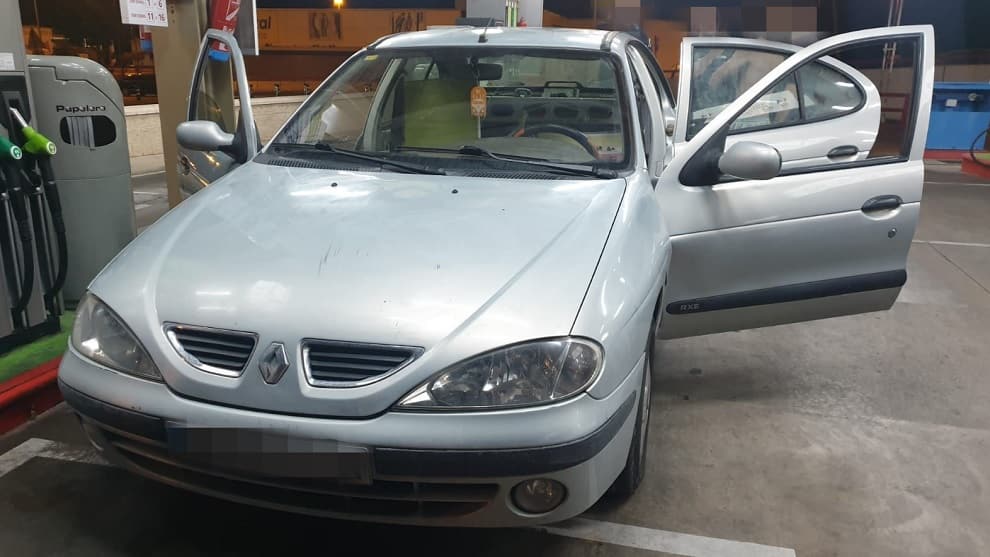 Sorprenden circulando un vehículo en que remplazaron los asientos con sillas de playa y una hamaca