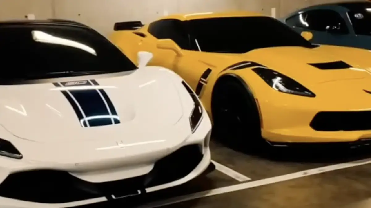 Estudiantes llegan en Ferrari a clases en Bogotá