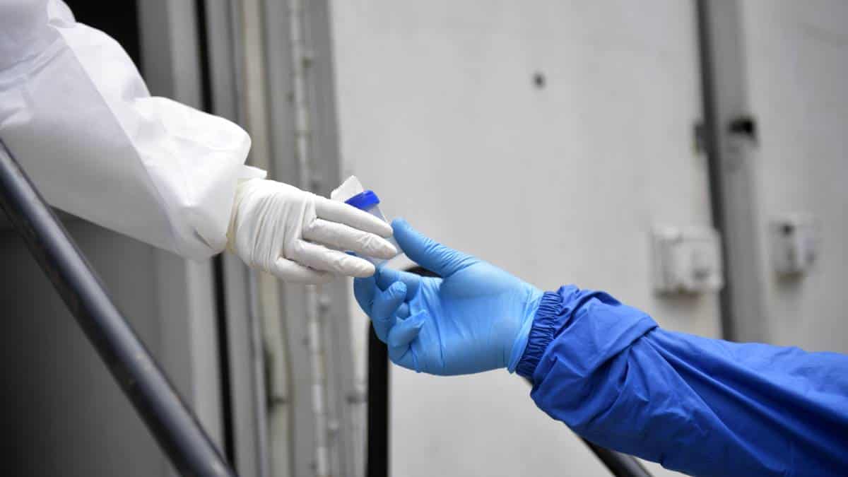 Colombia registró una baja en los casos de coronavirus diarios este lunes