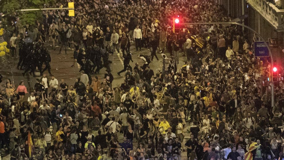 Cientos de manifestantes se congregaron en la céntrica plaza de Sant Jaume. Foto: EFE