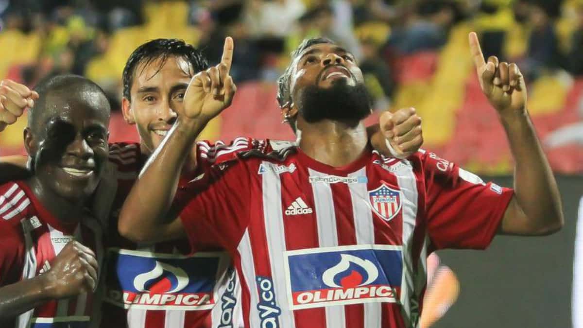 Los jugadores del Junior celebran el gol con el que ganaron en Bucaramanga.