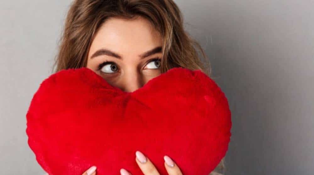 Celebre amor y amistad sin afectar sus finanzas