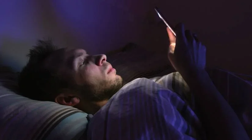 ¿Qué hacer si antes de acostarse usa el celular y se le quita el sueño?