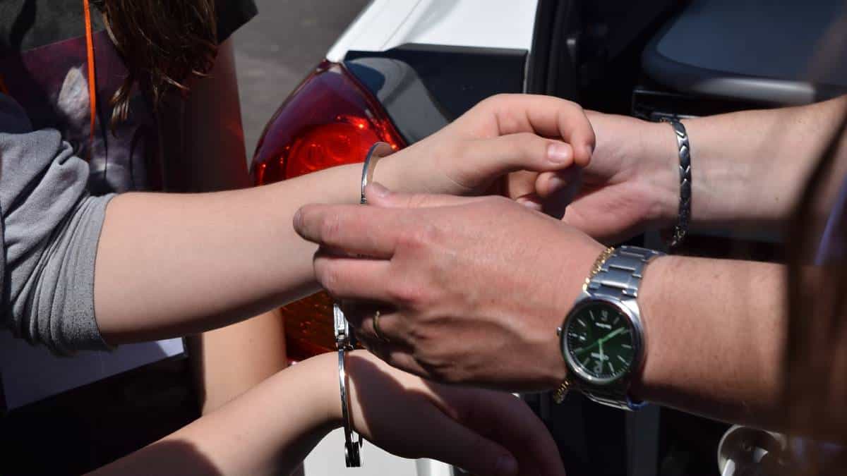 Capturan a una joven por presentar certificado de vacunación de 'Maderna'