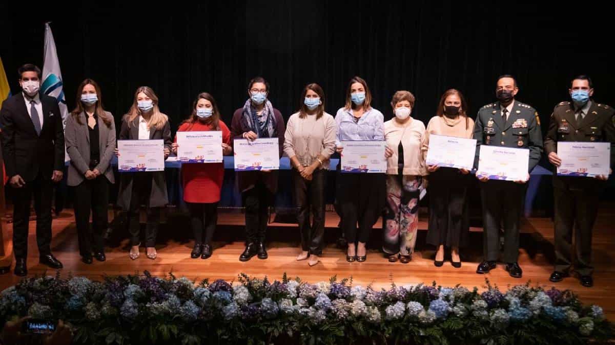 1.216 personas fueron certificadas por el Curso Virtual de Crianza Amorosa + Juego