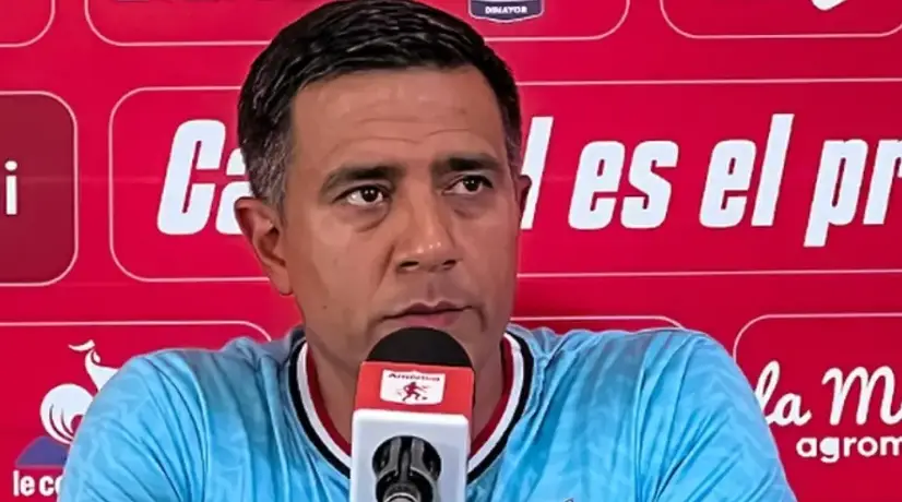 César Farías vivió un altercado en rueda de prensa.