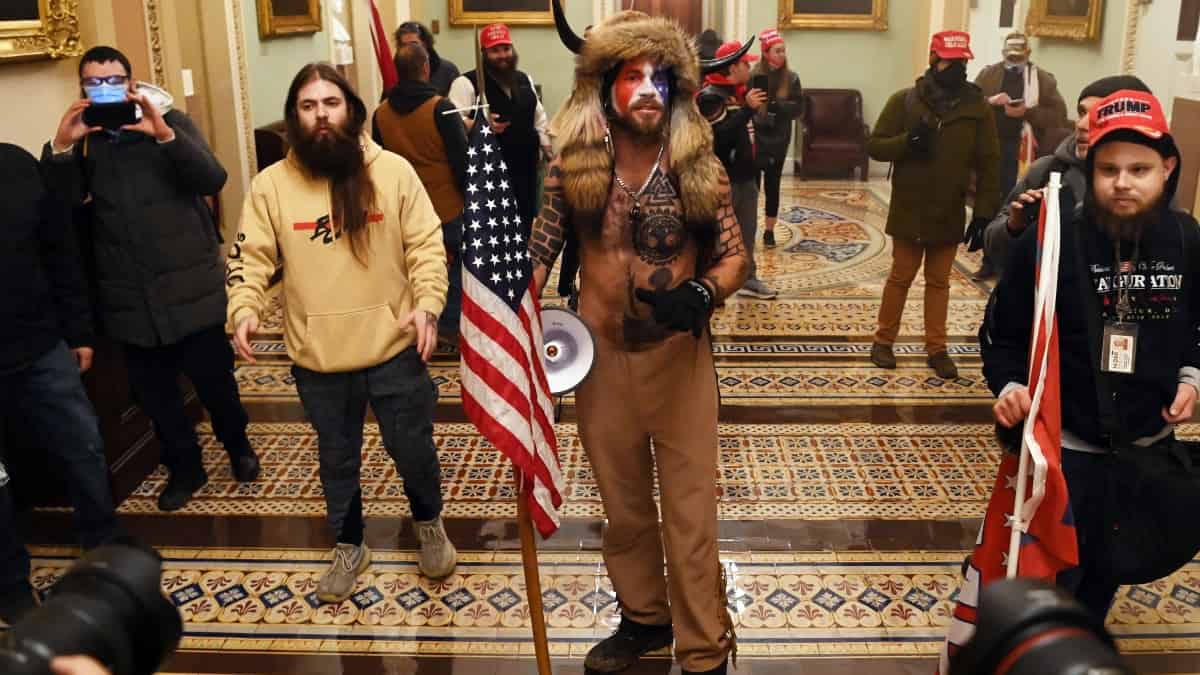 A prisión ‘chamán de QAnon’, la cara del asalto al Capitolio de EE. UU.