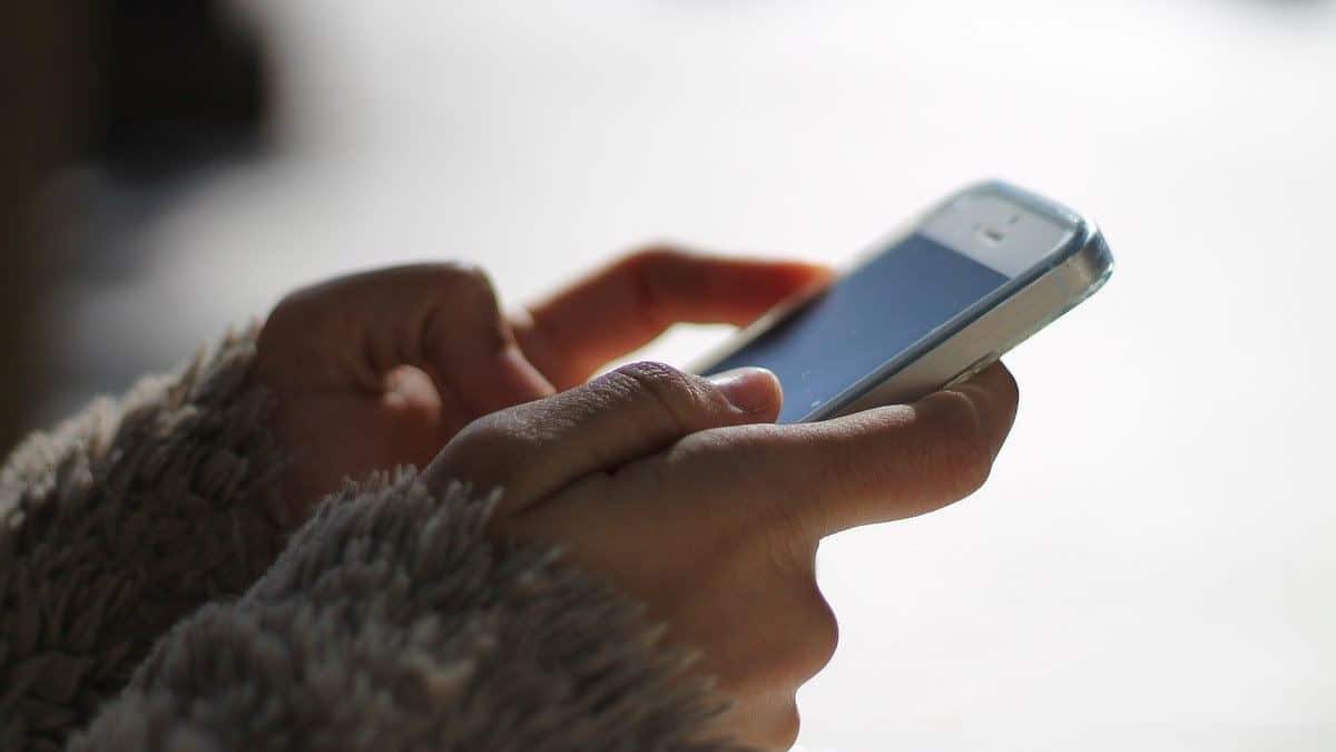 Revisó el celular de su esposo y descubrió que tenía un plan para asesinarla