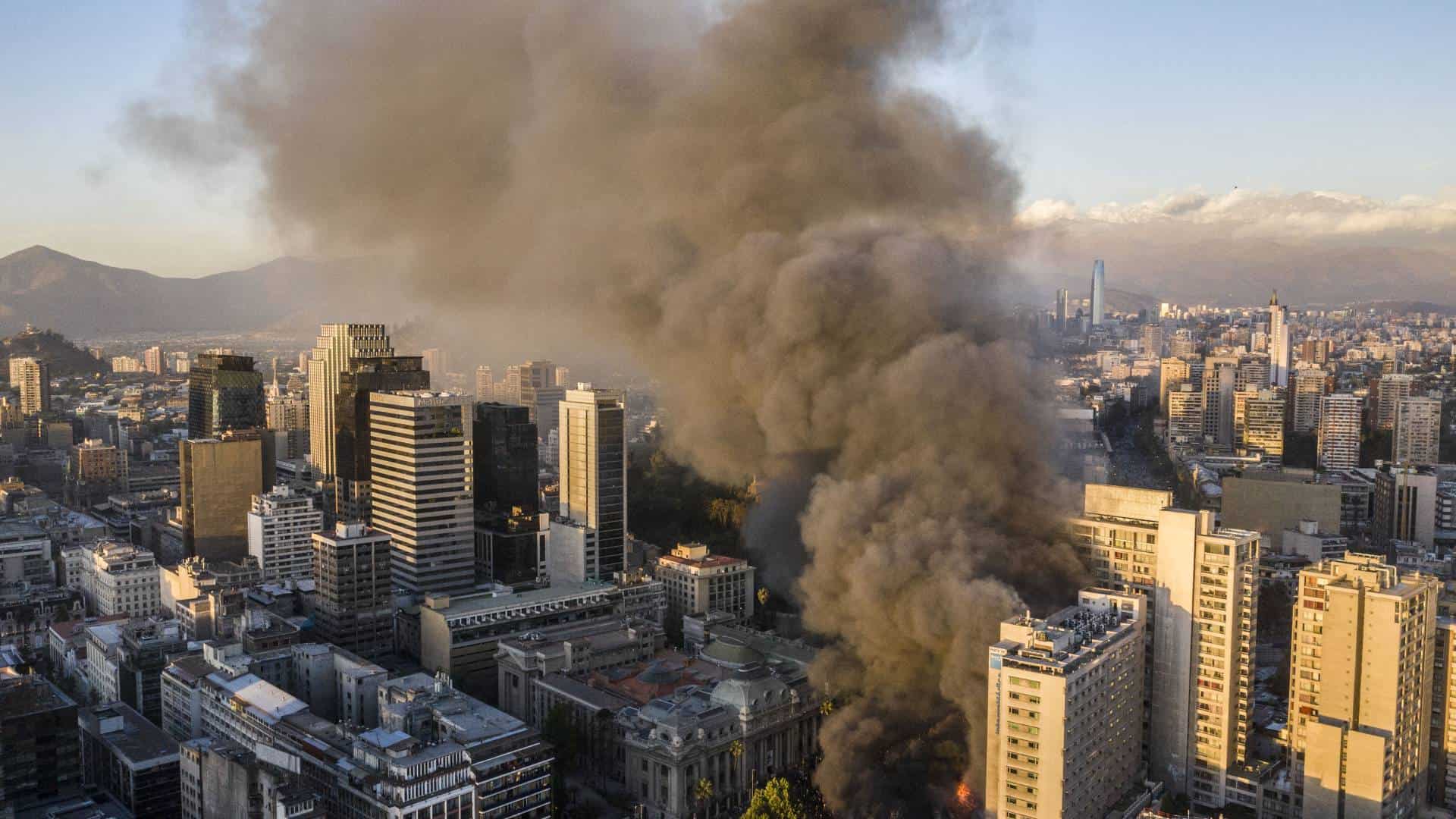 El centro comercial fue saqueado primero y posteriormente comenzó a arder en su interior. Foto: AFP