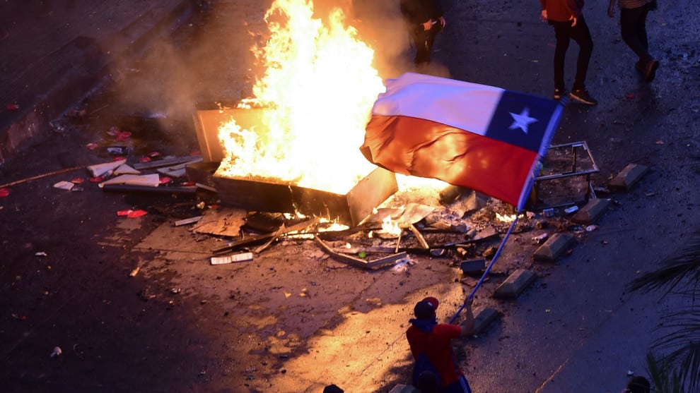 Los manifestantes habían rebautizado la plaza de la concentración con un enorme lienzo llamándola "Plaza de la Dignidad".