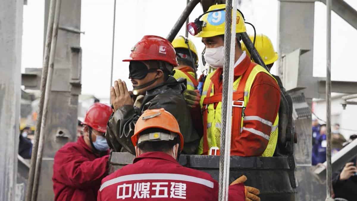 Salvan a 11 de los mineros atrapados en mina de oro en China