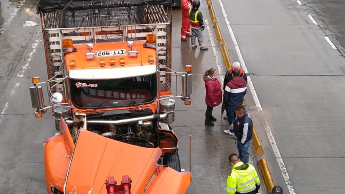 Trancón en la Autonorte por choque de camiones