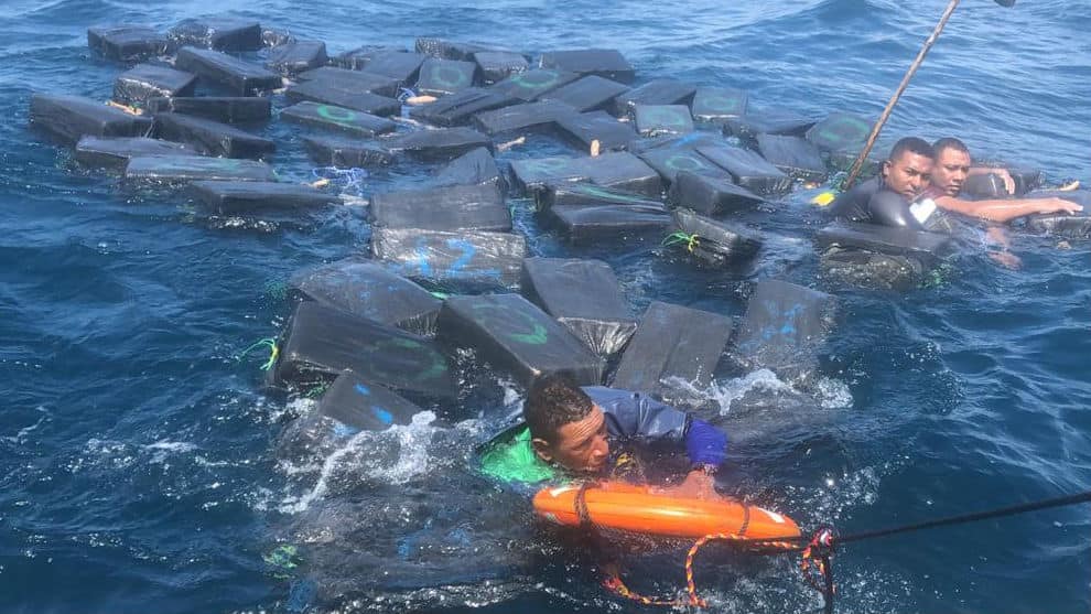 Hombres se aferran a costales de cocaína que transportaban para salvarse en medio de un naufragio