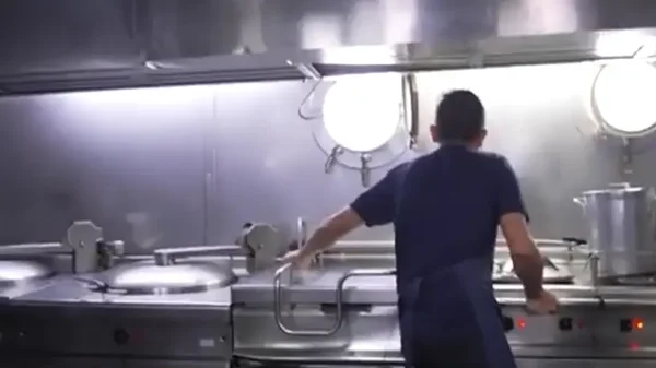 Los desafíos que enfrentan los cocineros del Buque ARC Gloria ante la furia del mar
