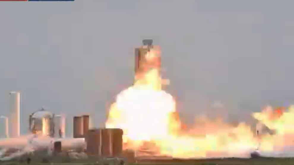 El momento en el que un cohete de la Nasa explota y se consume en el fuego