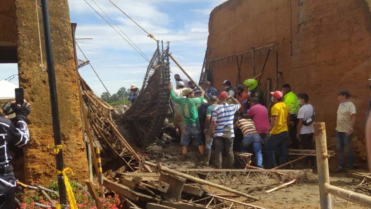 Foto: @DGRDSantander (Twitter) Colapsa la pirámide del Mercado Campesino en la Mesa de los Santos en Santander